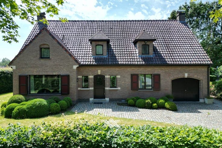 Gunstig gelegen villa met zonnige tuin en 4 slaapkamers