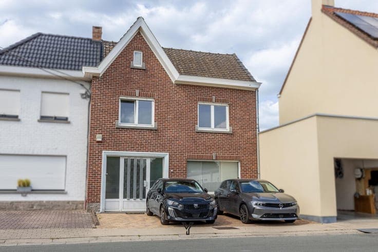 FAMILY HOME WITH GARDEN AND SPACIOUS DRIVEWAY