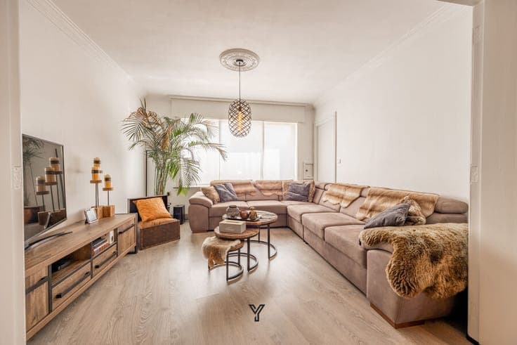 FAMILY HOME WITH GARDEN AND SPACIOUS DRIVEWAY