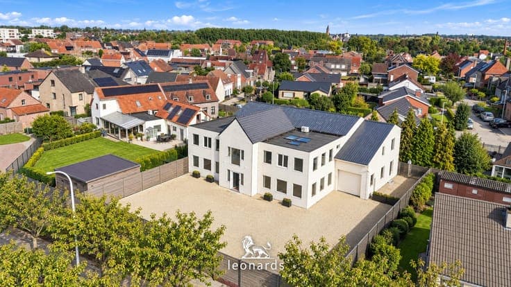 Unique and versatile property with living and workspace