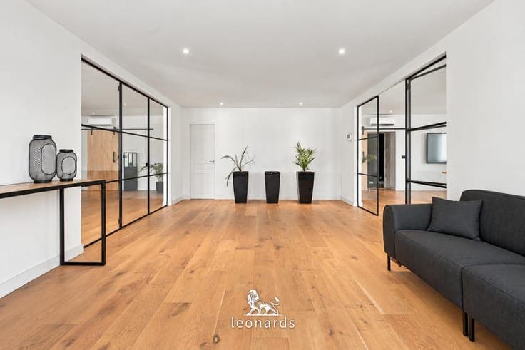 Unique and versatile property with living and workspace