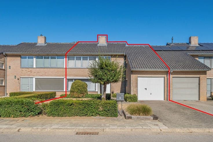 Rustig gelegen woning met 4 slaapkamers, een garage en ee...