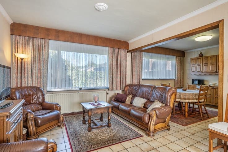 Rustig gelegen woning met 4 slaapkamers, een garage en ee...