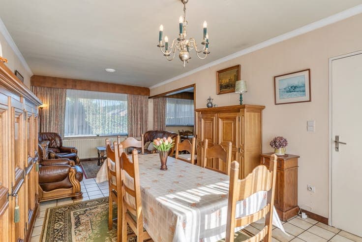 Rustig gelegen woning met 4 slaapkamers, een garage en ee...