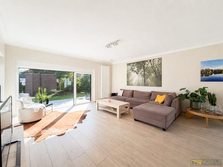 Te koop, Stijlvol gerenoveerde villa met 6 slaapkamers en...