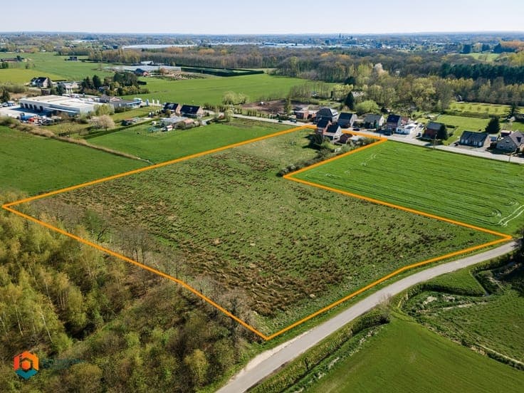 Landelijke eigendom met 5 slpkrs en bijgebouwen op bijna ...