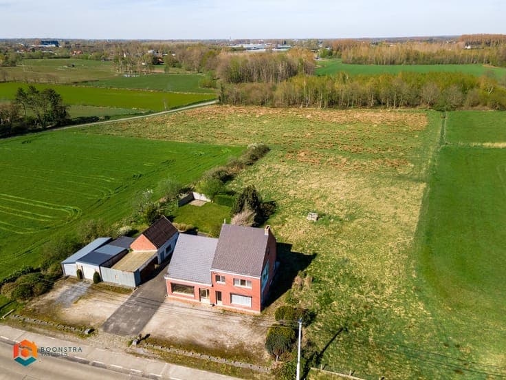 Landelijke eigendom met 5 slpkrs en bijgebouwen op bijna ...