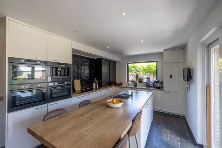 Woning met 3 slaapkamers, tuin en magazijn van 100 m²