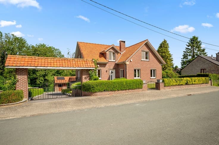 Spacious home on a green plot near the centre of Huldenberg