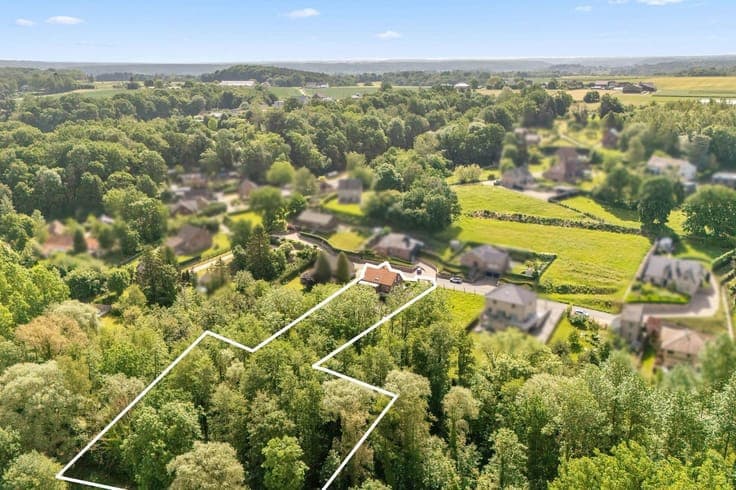Spacious home on a green plot near the centre of Huldenberg