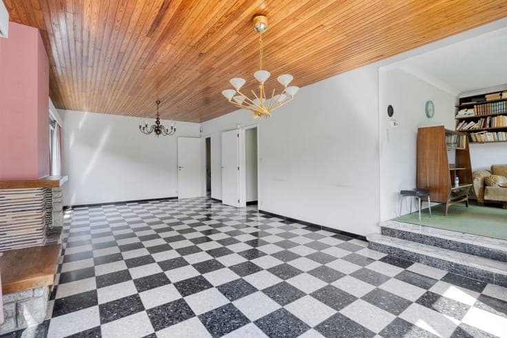 Bungalow to renovate located in the Marnix neighbourhood