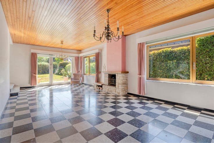 Bungalow to renovate located in the Marnix neighbourhood