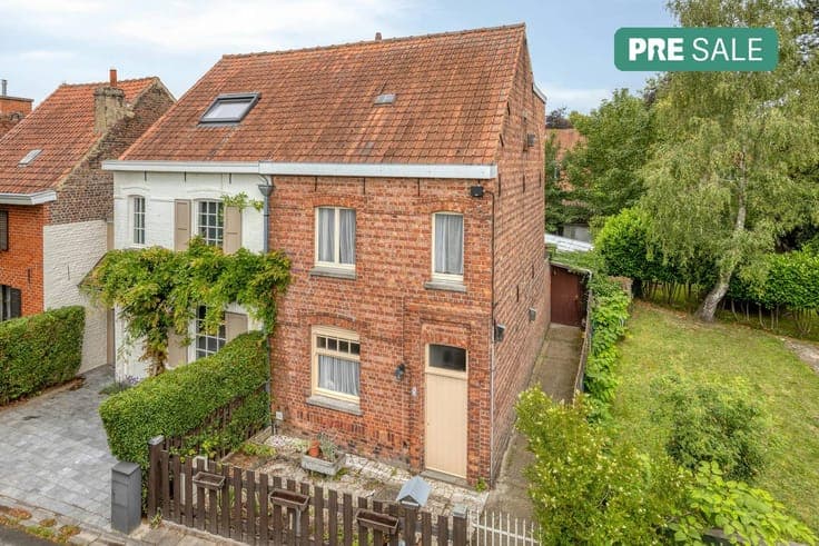 House to renovate with a nice city garden in the center of D