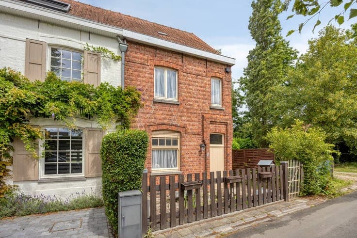 House to renovate with a nice city garden in the center of D