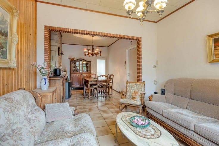 House to renovate with a nice city garden in the center of D