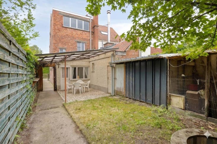 House to renovate with a nice city garden in the center of D