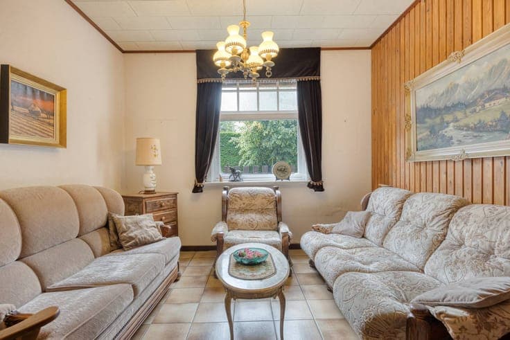 House to renovate with a nice city garden in the center of D