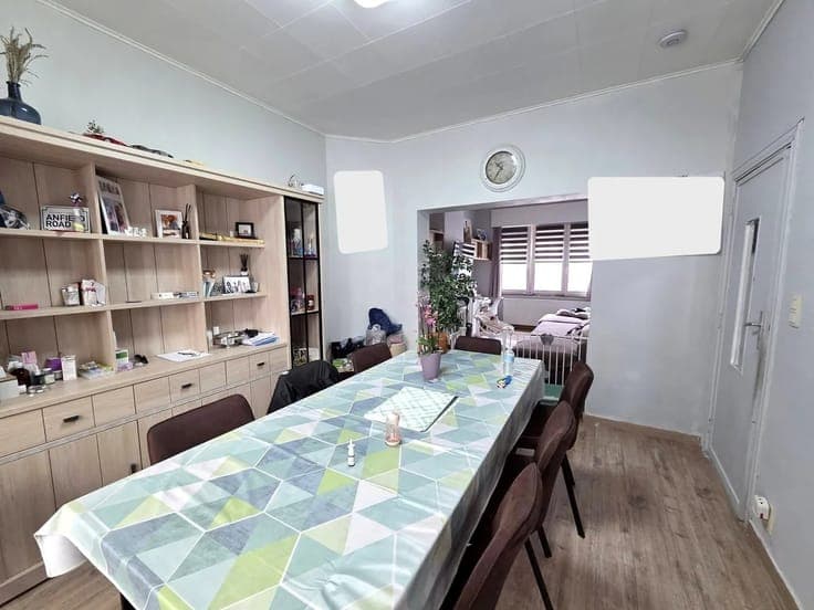Terraced house with 5 bedrooms.