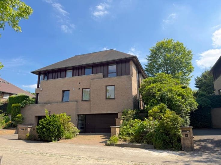 SANTOS DUMONT – Three-sided HOUSE with GARAGE and GARDEN!
