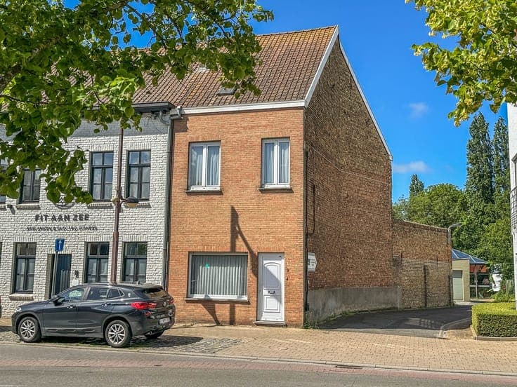 Op te knappen rijwoning in hartje Oostduinkerke-dorp.