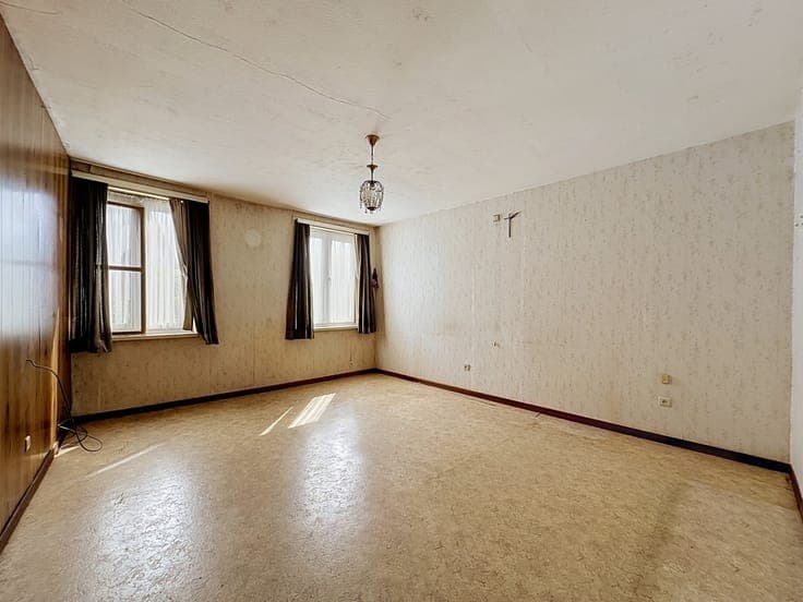 Op te knappen rijwoning in hartje Oostduinkerke-dorp.