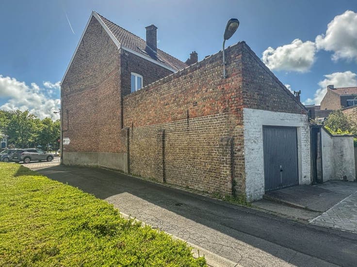 Op te knappen rijwoning in hartje Oostduinkerke-dorp.