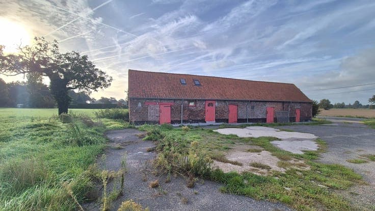 Authentieke hoeve met alleenstaande woning, garage en sta...