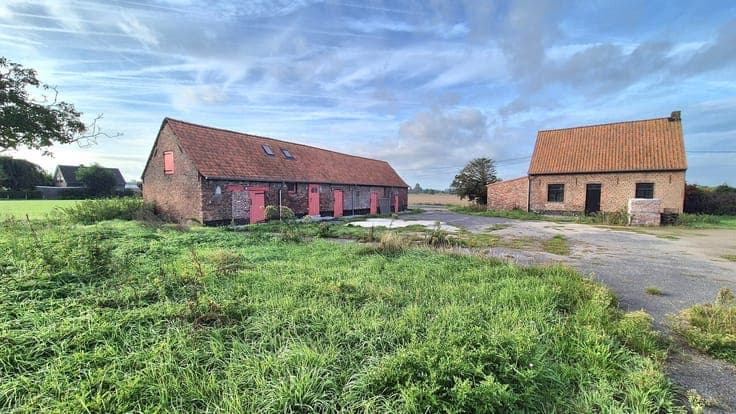 Authentieke hoeve met alleenstaande woning, garage en sta...