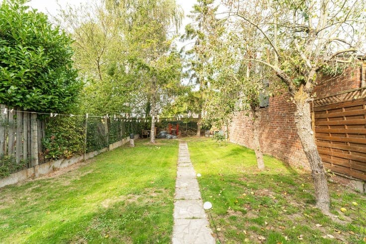 Spacious home with garden and commercial unit