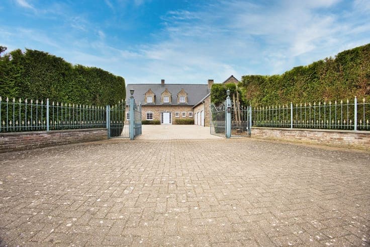 Sale - Villa Hannut - 850,000 €