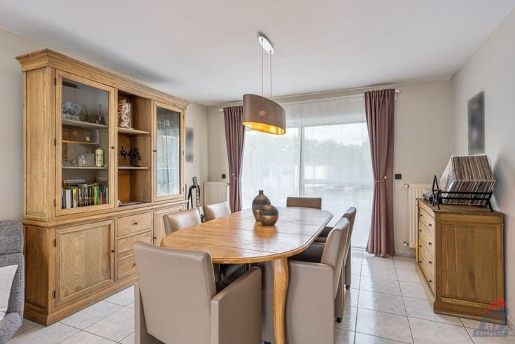 Instapklare open bebouwing met 4 slaapkamers, ruime tuin ...