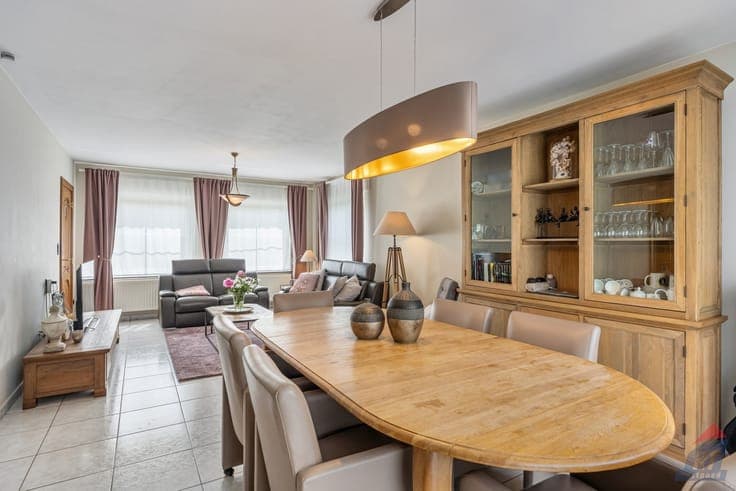 Instapklare open bebouwing met 4 slaapkamers, ruime tuin ...