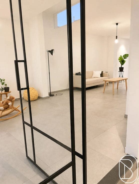 Volledig gerenoveerde woning met 3slpk, tuin en uitweg!