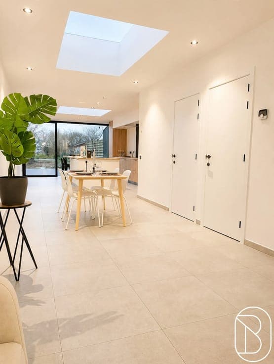 Volledig gerenoveerde woning met 3slpk, tuin en uitweg!