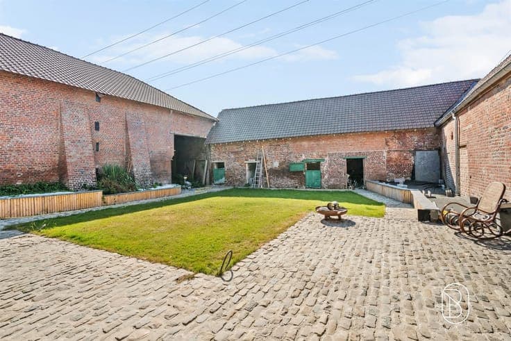 Beautiful square farmhouse in the heart of Saint-Léger