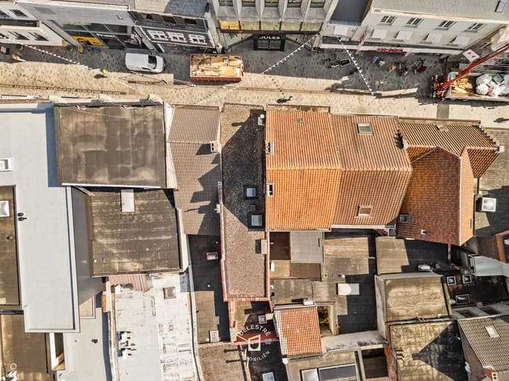 Veelzijdig handelspand met duplexappartement en terras – ...