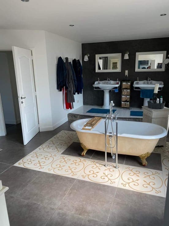 Rare property with professional activity possible