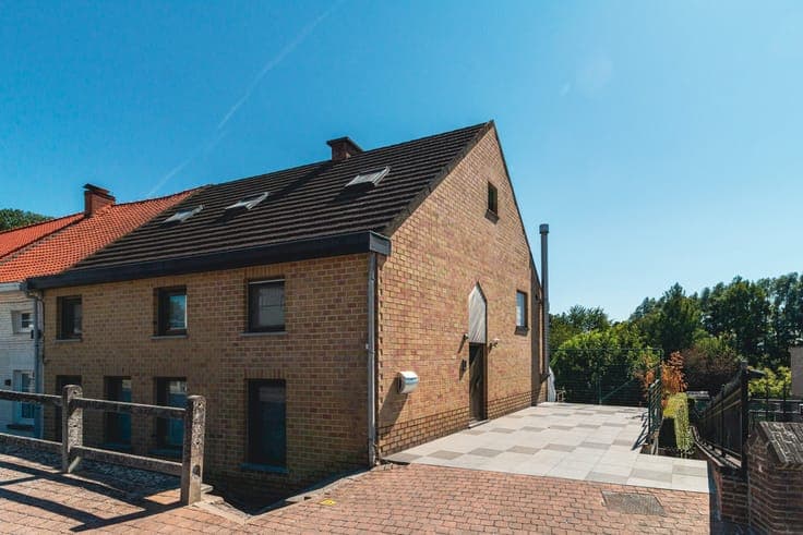 Moderne ingerichte RUIME GEZINSWONING aan de MOOIE GROENE...