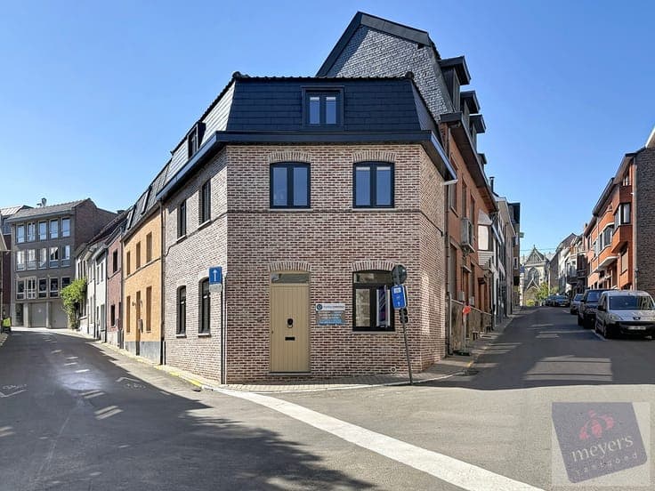Totaal gerenoveerde stadswoning met polyvalente ruimte in...