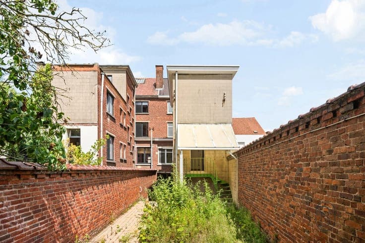 Ruime herenwoning met garage en 8 slk!