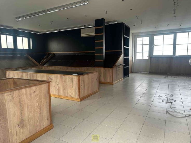 Commerciële ruimte met ruim appartement