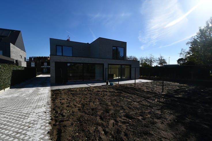 Prachtige halfopen bebouwing met modernistische architectuur