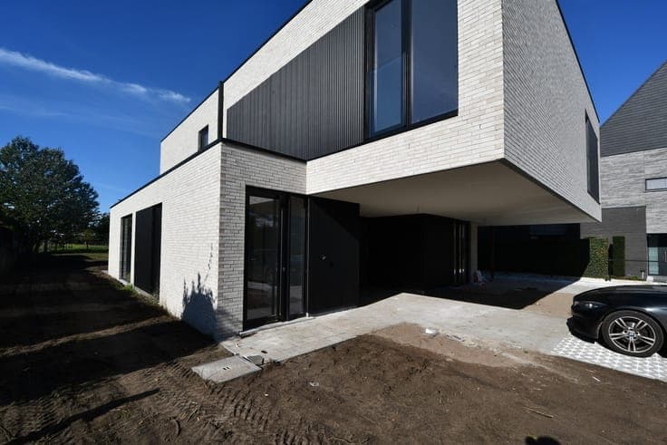 Prachtige halfopen bebouwing met modernistische architectuur