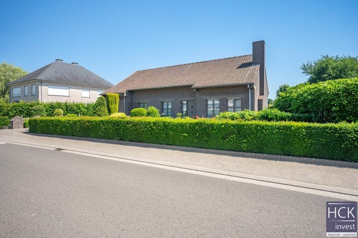 KRUISHOUTEM - Alleenstaande verzorgde woning mét magazijn...