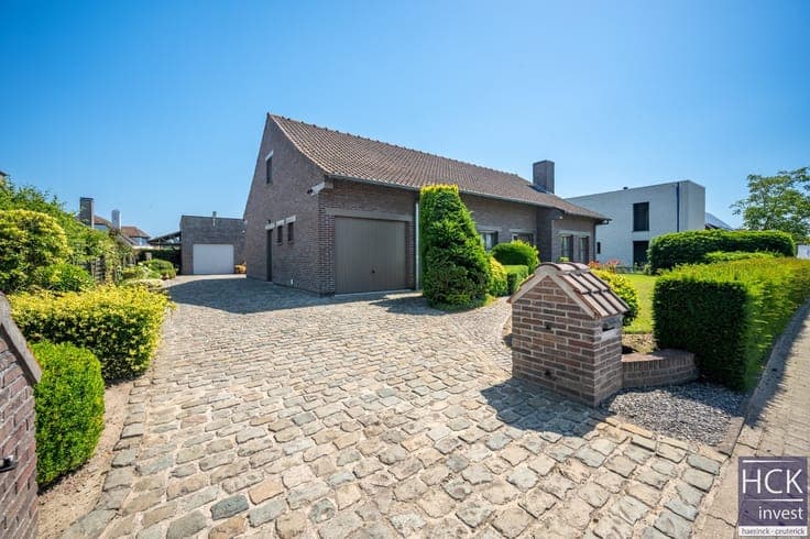 KRUISHOUTEM - Alleenstaande verzorgde woning mét magazijn...