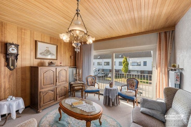 Perfectly maintained split-level house with 3 bedrooms and …