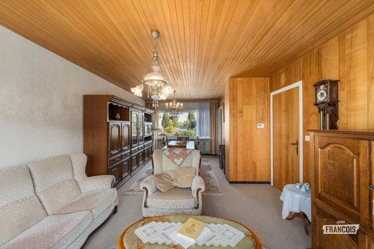 Perfectly maintained split-level house with 3 bedrooms and …