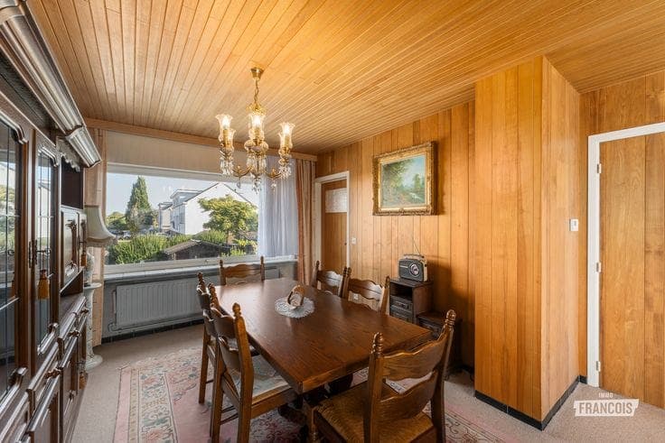 Perfectly maintained split-level house with 3 bedrooms and …