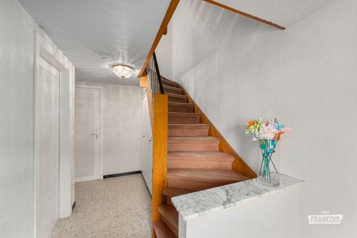 Perfectly maintained split-level house with 3 bedrooms and …