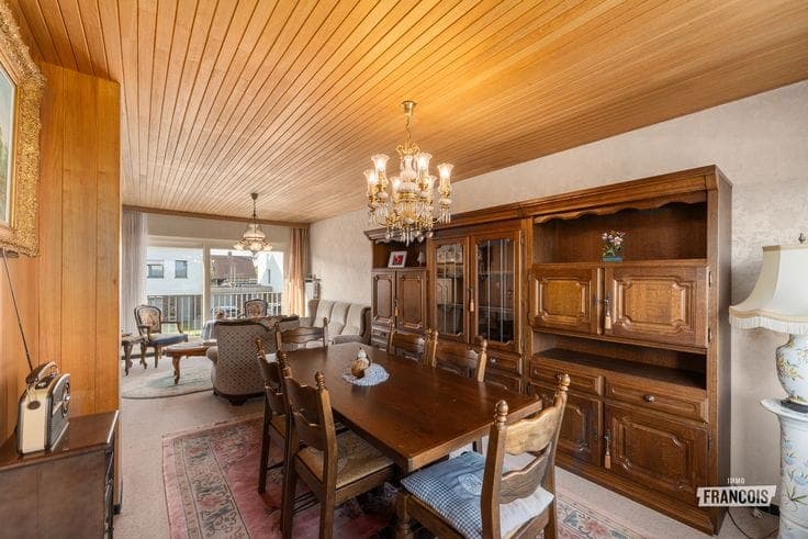 Perfectly maintained split-level house with 3 bedrooms and …